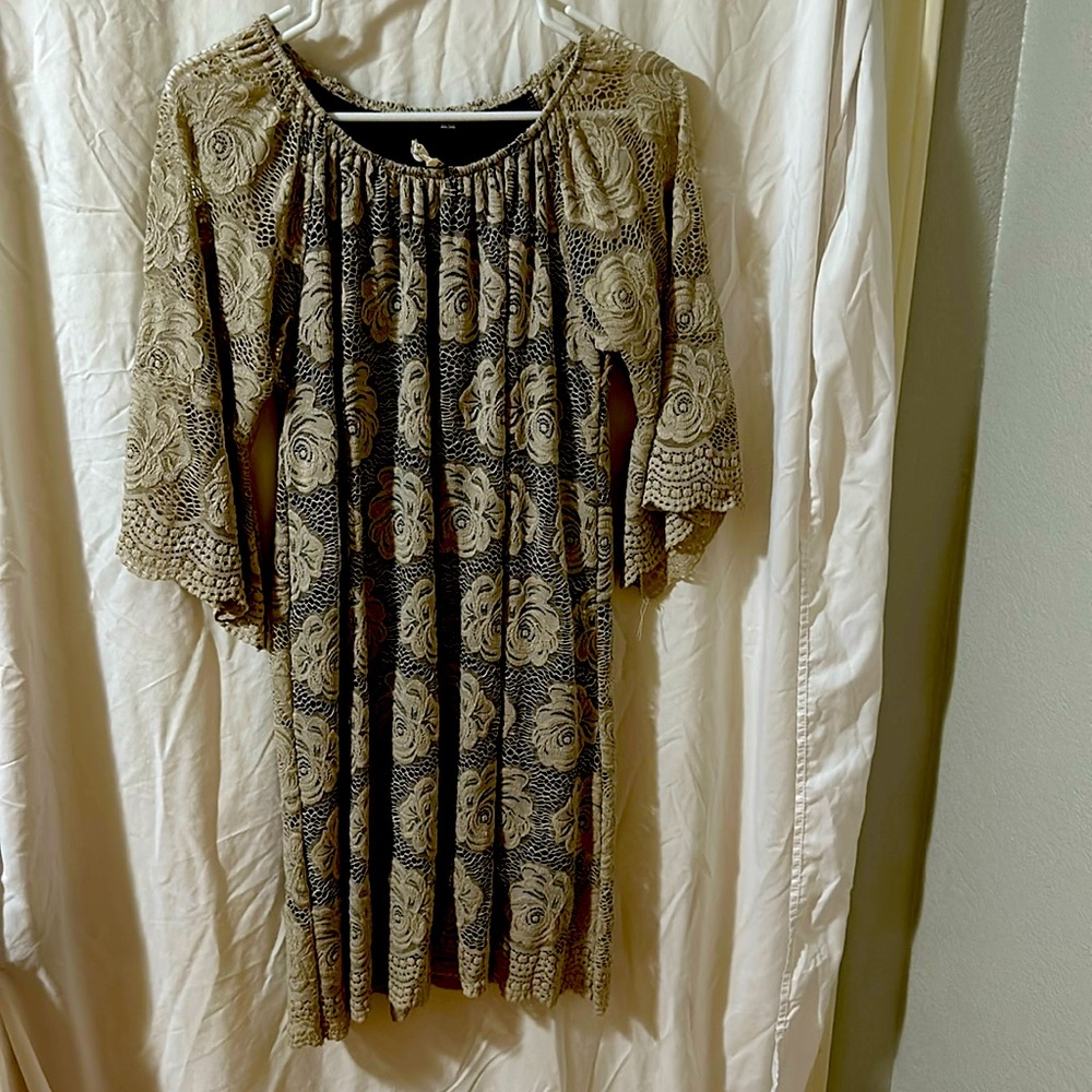 Floral lace dress, fully lined.